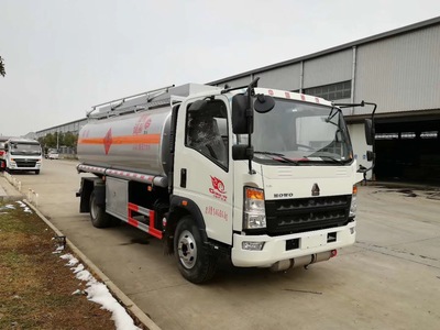 西安重汽豪沃10噸油罐車 10.5方加油車配朝柴10檔變速箱，高效運(yùn)輸水泥行業(yè)新選擇